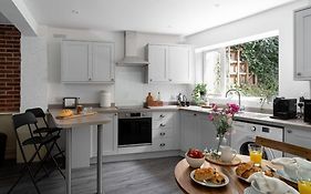 Classy 2 Bed-Sleeps 4-King& Twin Rooms-Free Parking-Close To Town & Beach